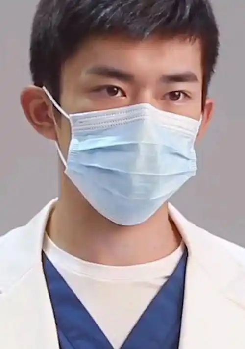 中国医生预告来袭,看易烊千玺的两秒镜头,好帅