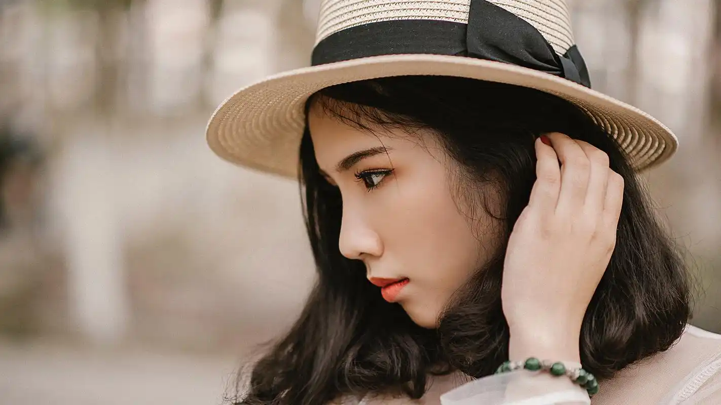 戴着帽子的文艺女青年