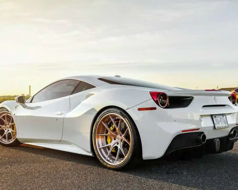 白色法拉利炫酷跑车宽屏桌面壁纸