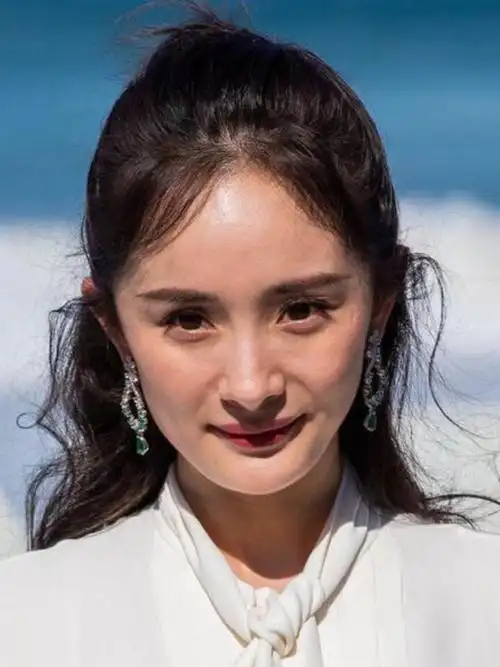 杨幂的嘴是怎么变瘪的