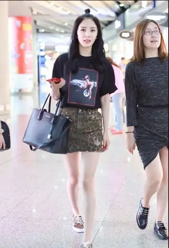 杨幂身穿黑色t恤豹纹短裙现身机场扎着小揪揪显得活力四射