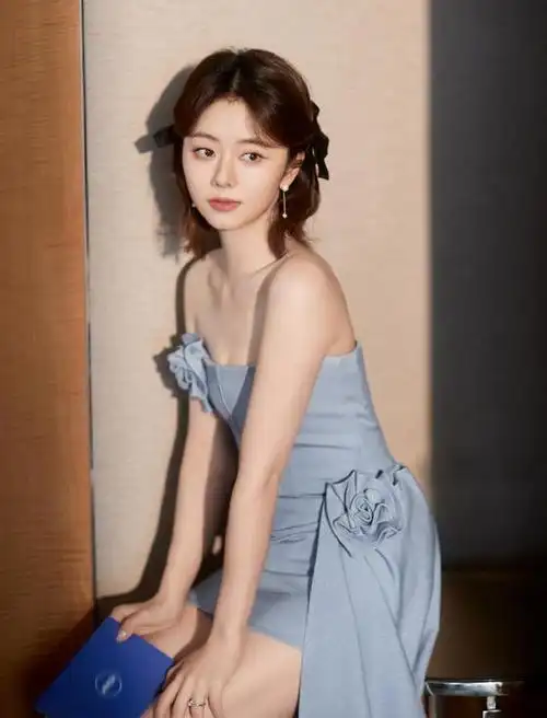 谭松韵蓝色抹胸花朵裙,夏日清爽时尚的完美诠释!