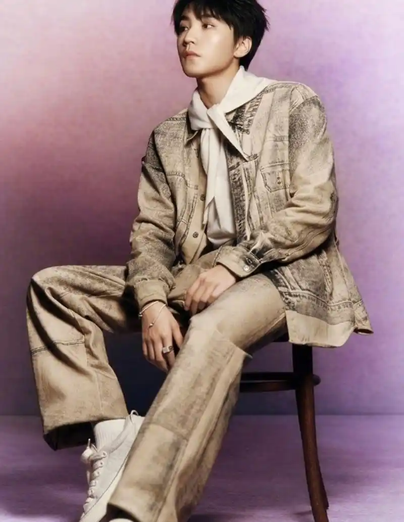 在牛仔套装造型中,王俊凯展现出随性不羁的魅力,笑容自信;而在经典的