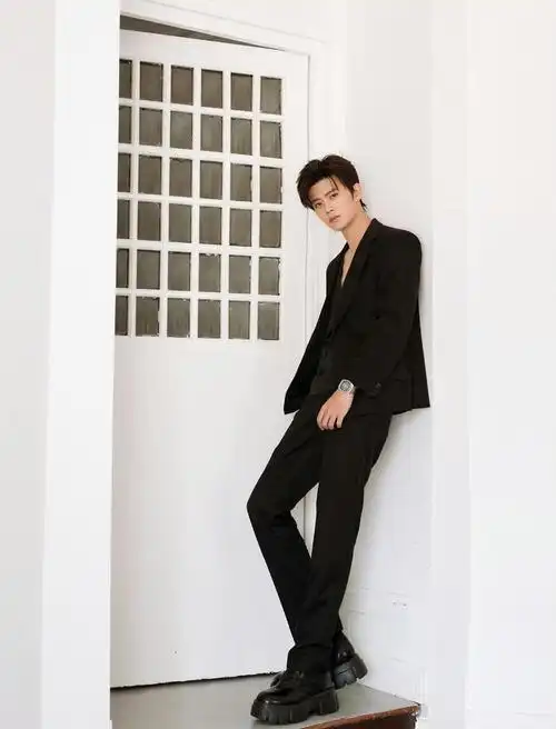 任嘉伦昨天出席活动的深v黑西装值得多看几遍,深v刚好给了性感锁骨和