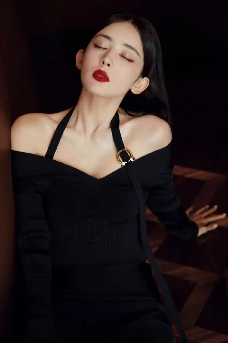 美古力娜扎黑色抹胸裙写真秀迷人天鹅颈