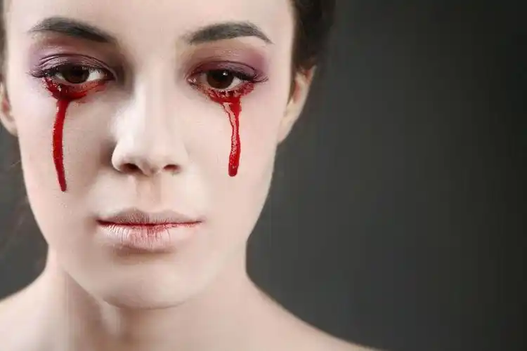 美丽的万圣节女吸血鬼