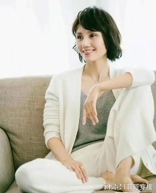 建议中年女性尽量少染黄发多穿长裙看47岁袁泉就知道了