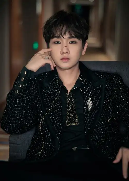 汪苏泷黑色西装帅气写真图片