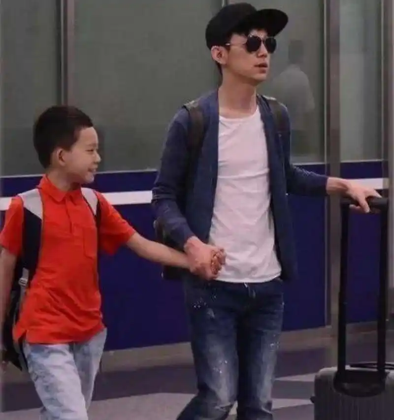 在互联网上,一些人展示了何炅一家三口的照片,不过,经过了解,这只是