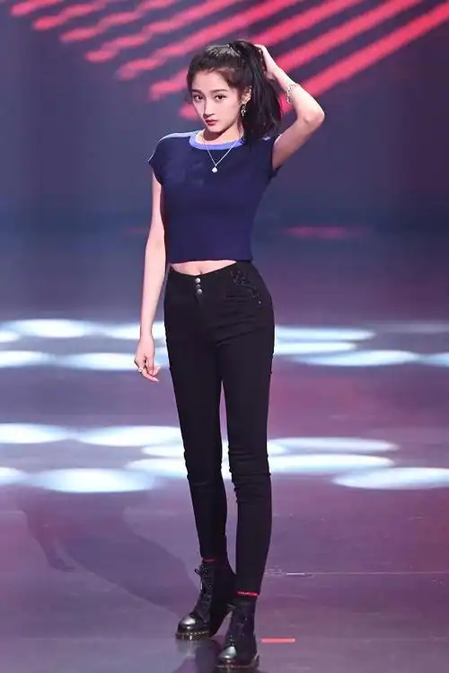 当她穿上"泫雅风"牛仔裤,才知腿长腰也细|关晓彤|牛仔裤|身材_新浪