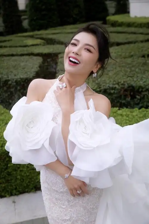 刘涛白色蕾丝拖地鱼尾裙##大众电影2023大湾区音乐汇