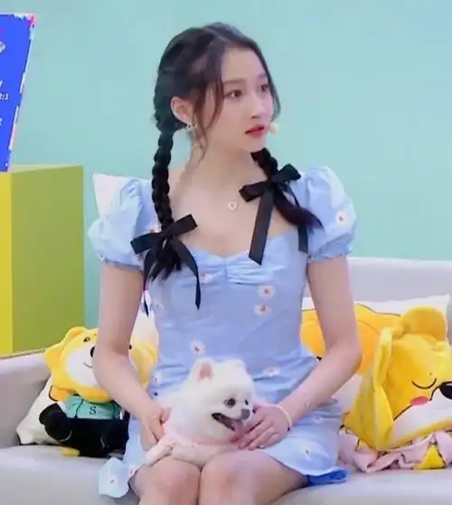 关晓彤和妈妈给宠物起名字的差异##关晓彤给关小胖当助理