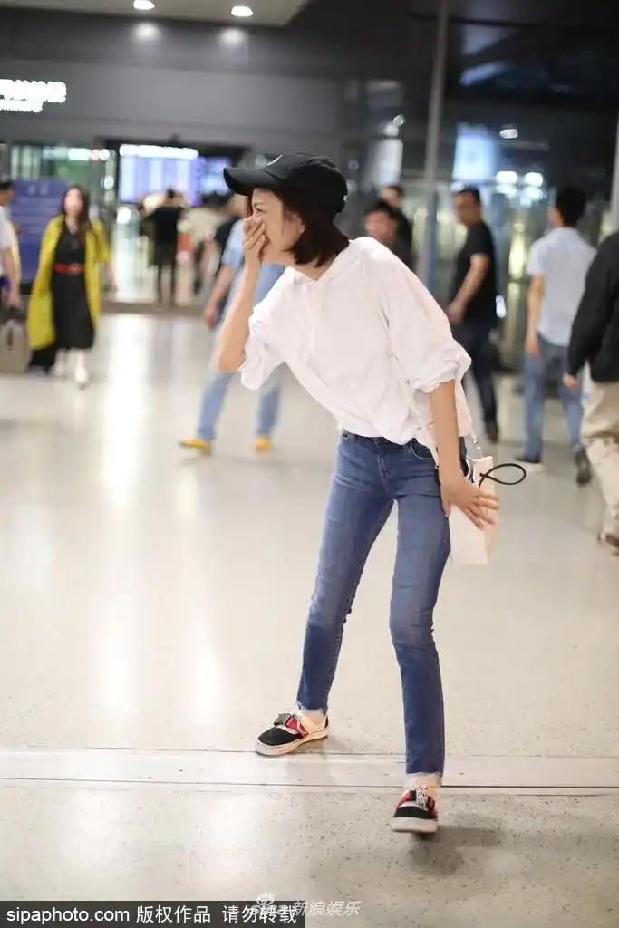 佟丽娅穿白衣清纯似学生 羞笑露梨涡变小可爱