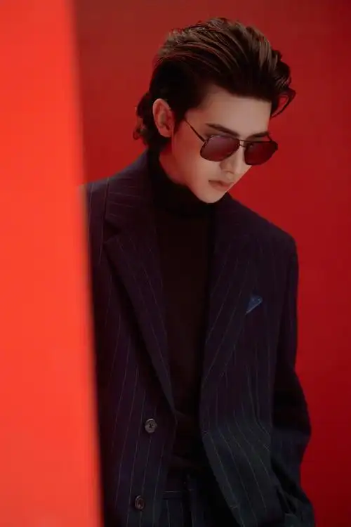 [消息]蔡徐坤现身prada荣宅云看秀 利落大背头展现日系雅痞绅士范儿!