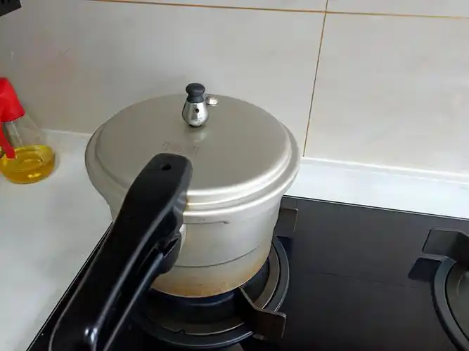 大妈用高压锅煮粥,整个厨房被炸毁!