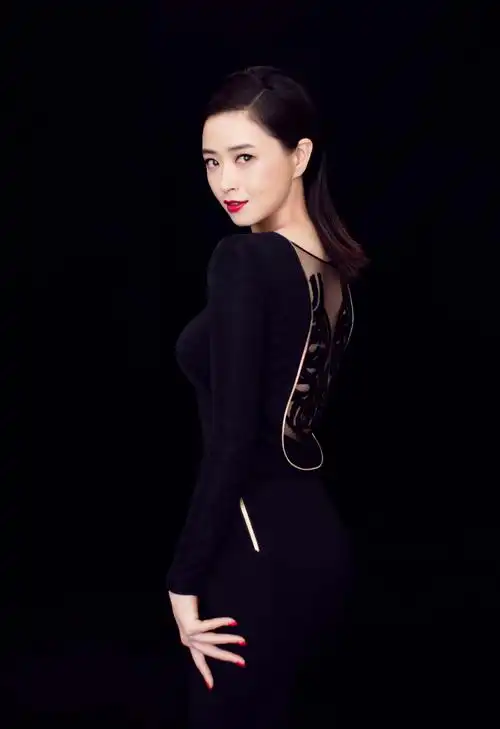 p>蒋欣,1983年5月8日出生于新疆维吾尔自治区乌鲁木齐市,中国内地女