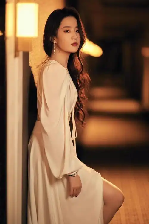 刘亦菲穿花裙出席惊艳全场(刘亦菲太有尤物气质)(9)