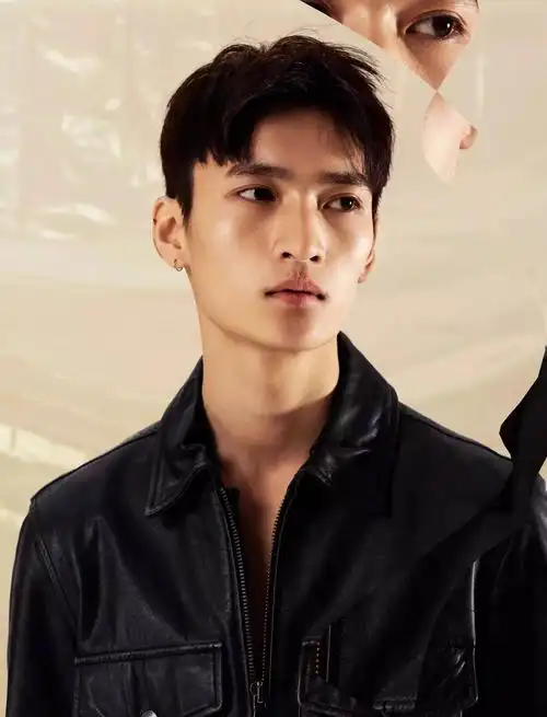 走上guccivalentino的中国新款男模