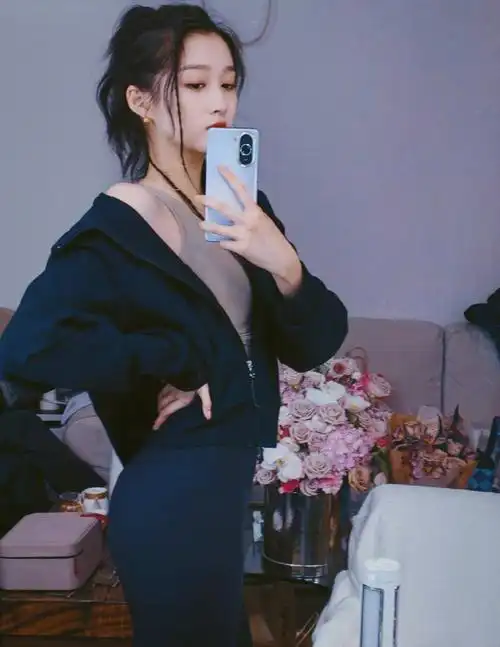 关晓彤示范运动风穿搭黑色上衣搭配白色裤子显高显瘦