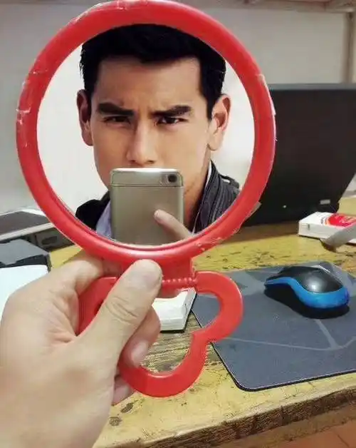 自拍,彭于晏?_彭于_自拍表情 - 发表情 - fabiaoqing.com