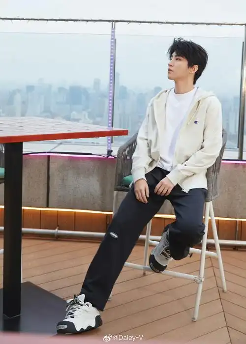 v-style#@tfboys-王俊凯昨日直播活动造型~代言人的随性穿搭,简约有