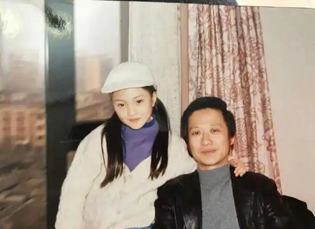 作为小姑娘,李小璐自然也喜欢毛茸茸的玩具,她小时候戴的红色发箍你戴