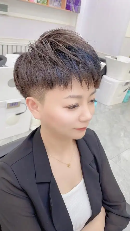 女人40岁今夏发型这样剪拒绝老气显年轻