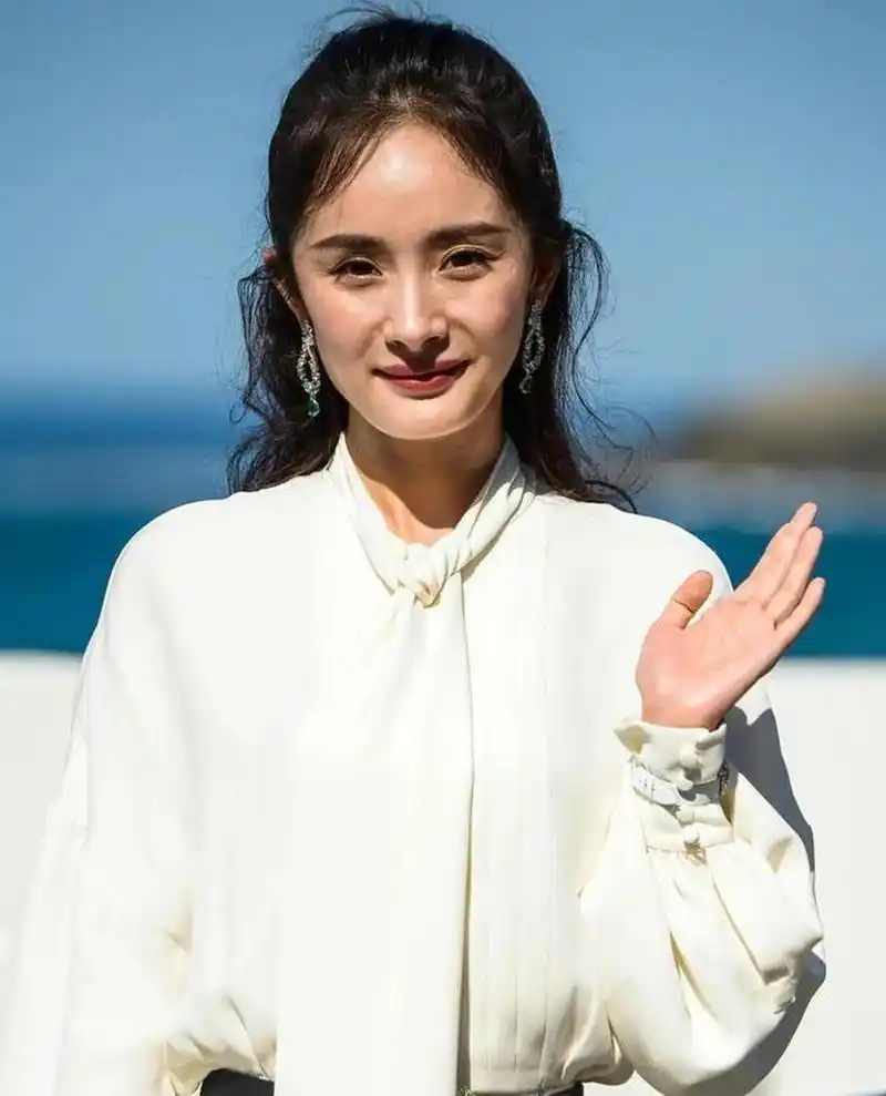 杨幂是整容后遗症? 肉眼可见的年龄越来越大.