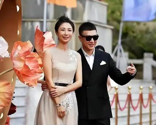 时尚与性感并存!孙红雷妻子的连衣裙造型吸睛无数