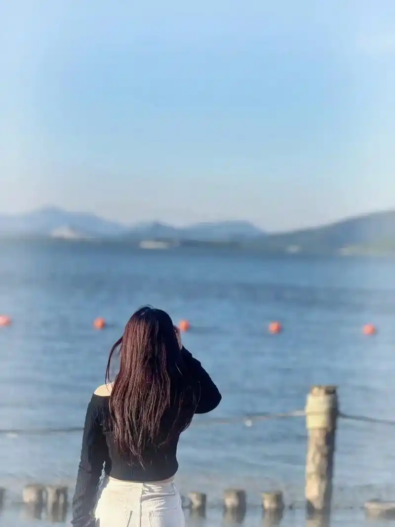 沙滩92 #背影 "93"去有风的地方 赶一场海98 - 抖音