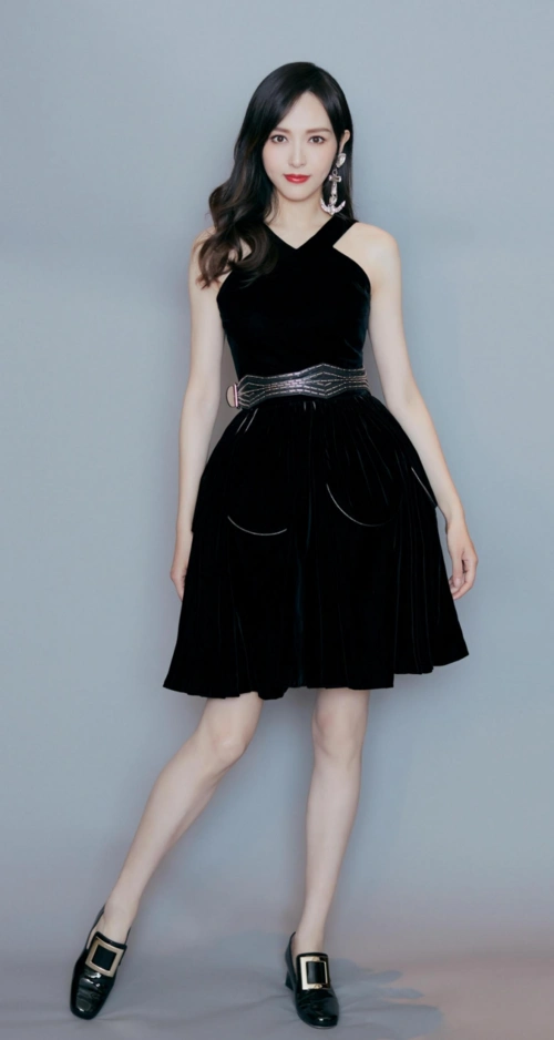 唐嫣的胆子真是越来越大了穿着肚兜直接出门感觉还挺高级