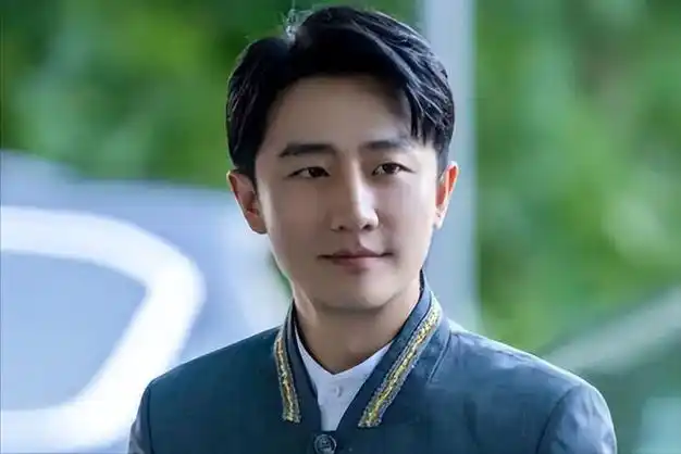 借着拍戏之名强行"揩油",娱乐圈"灯下黑"不止于此|杨幂|张翰|黄轩