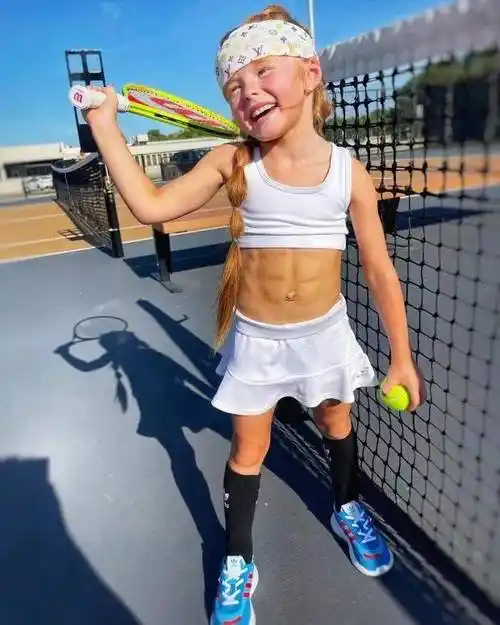 美国女孩7岁练出六块腹肌,健美身材看呆网友:又是来凑数的一天_kynlee