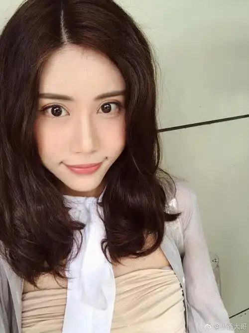 艺术系女生晒生活照 眼睛大皮肤好身材赞