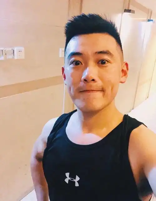 爱健身的空少撸铁锻造出肌肉好身材穿上制服男人味儿十足