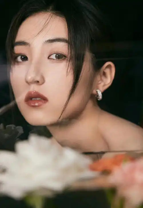 【华表奖迎来首位00后的#影后#张子枫成第一人】张子枫拿下了本届最佳
