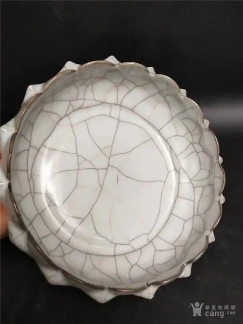 宋官窑金丝铁线花口笔洗