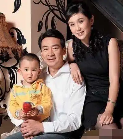 传养不起前妻离婚二婚娶小21岁娇妻如今老来得子重获幸福