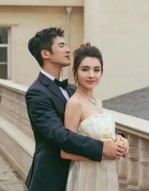 姜潮麦迪娜合体拍写真抹胸裙配丸子头超甜美被这对甜到齁