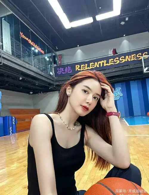 nba主播美娜畅游新疆!28岁依旧单身,一身白色泳衣展现完美曲线