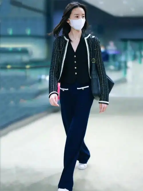 43岁董洁离婚11年后带儿子走机场,素颜气质一绝,顶顶帅气像爸