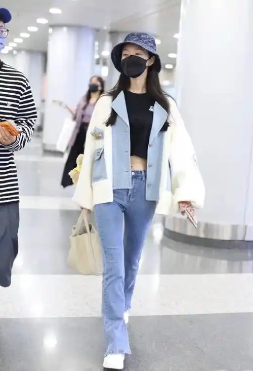 原创瘦得皮包骨宋轶穿露脐装现身机场蚂蚁腰真的太吸人眼球了