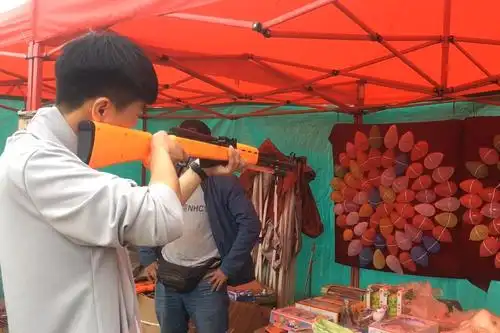 农村庙会打气球,老板碰到对手小伙枪枪打中,老板直呼再打就破产