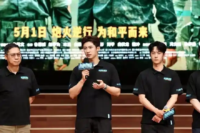 黄景瑜和警校学生掰手腕##黄景瑜王一博路演同框