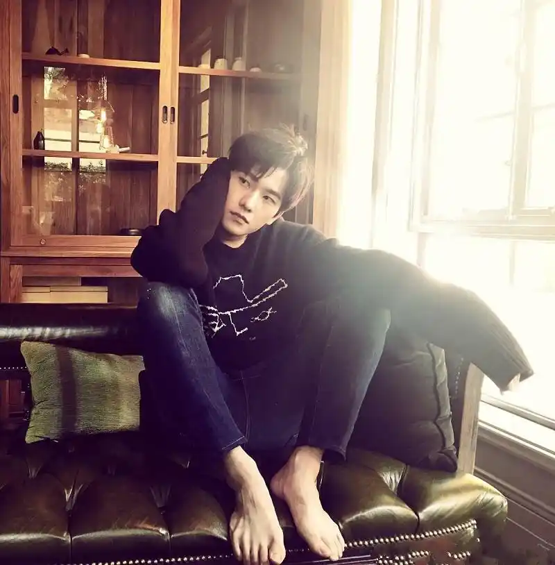 男明星最霸气的坐姿,杨洋光着脚丫子,鹿晗这坐姿小心摔下来!