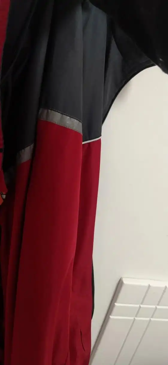 红校服到底配什么围巾 我们的校服是图二中的那种暗红!