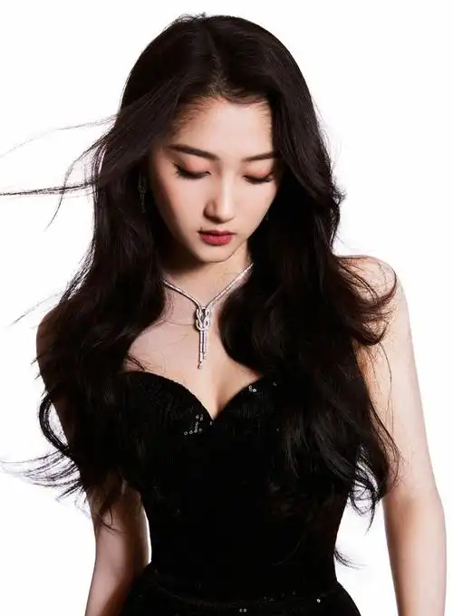 关晓彤身材真的好辣穿深v长裙尽显窈窕身姿25岁的御姐好美