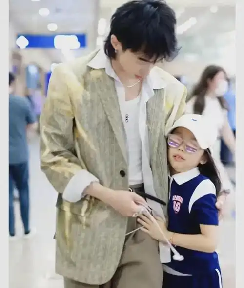 女儿迎接儿子,7岁米粒紧抱哥哥不放手,恩利留上海发展|模特|庾澄庆|小