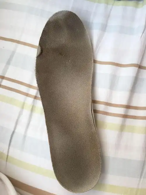 我赤脚穿了一个月以后,鞋垫上有脚泥