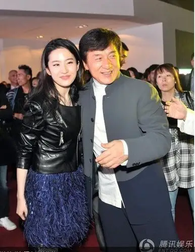 成龙拦刘亦菲做护花使者现场秀书法